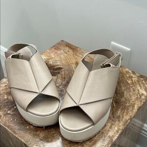 VInce flat form sandals